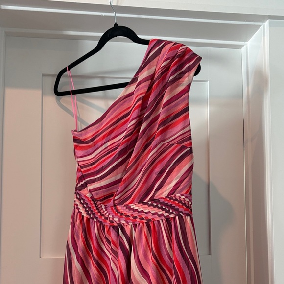 Tuckernuck Vibrant Pink sunset stripe Cadiz One-Shoulder Dress medium NWT - Picture 3 of 6